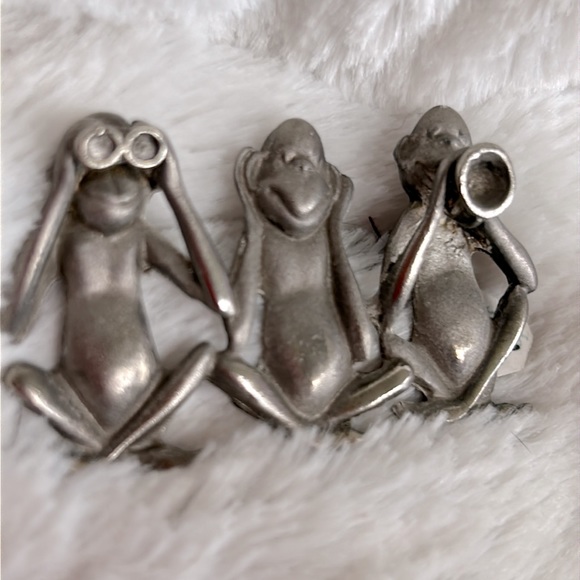 Silly Silver Monkeys hear no evil, see no evil speak no evil metal/ New brooch - Picture 3 of 10